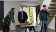 Während Andreas Bartens (Robin Sondermann, r.) mit seiner Stalkerin telefoniert, hoffen Finn Kiesewetter (Sven Martinek, l.) und Lars Englen (Ingo Naujoks, M.) sie dabei orten zu können.