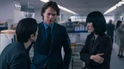 Jake (Ansel Elgort, mi.) spricht mit Jun „Trendy“ Shinohara (Takaki Uda, li.) und Eimi (Rinko Kikuchi, re.).