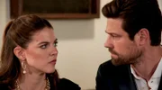 Schock für Julius (Jan Stapelfeldt, r.) und Valerie (Maike Johanna Reuter, l.): Bei der Blutspendeaktion wird eine Unstimmigkeit festgestellt. Laut Blutgruppenbestimmung können Julius und Valerie unmöglich Geschwister sein!