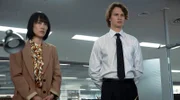 Jake Adelstein (Ansel Elgort, li.) und seine Vorgesetzte Eimi (Rinko Kikuchi) müssen antreten.