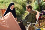Schwester Hanna (Janina Hartwig, l.) erzählt Tobias Müller (Peter Sikorski, r.), dass sein Sohn Niki ihn kennenlernen will. Doch Niki hat keine Ahnung, dass sein Vater auf der Straße lebt.