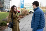 Florian Osterwald (Lion Wasczyk r.) freut sich, Schwester Jasmin Hatem (Leslie-Vanessa Lill, l.) aus der Sachsenklinik begrüßen zu können, die für ein paar Tage aushilft.