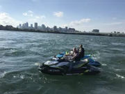 Reiseleiter Bernd (im Vordergrund) und der stellvertretende Kreuzfahrtdirektor Jörn Hofer fahren in Montreal auf dem Sankt Lorenz-Strom auf Jetskis durch den Hafen.