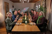 Die Landfrauen v.li. Anja Kurz, Annette Aller, Magdalena Zelder, Maren Bornheimer-Schwalbach, Margarete Schwär und Jutta Kurz, stoßen beim leckeren Bratapfel-Dessert auf den Abend an.