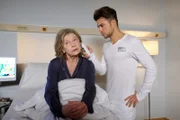 Renate Hardenberg (Lisa Kreuzer) ist in der Sachsenklinik um sich Nierensteine entfernen zu lassen, außerdem plagt sie ein ständiger Schluckauf. Renate wundert sich sehr über den sonst so freundlichen und fröhlichen Pfleger Kris (Jascha Rust). Irgendetwas scheint ihn sehr zu belasten.