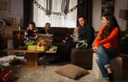 Bei den Brentanos ist Weihnachten immer doppelt Trubel. Ihr großer Sohn Oskar (Leonard Scholz, li.) hat Geburtstag. Doch dieses Jahr hat Philipp (Thomas Koch, 2.v.re.) alles so gut vorbereitet, dass er Arzu (Arzu Bazman, re.) ein paar Stunden Erholung in der Sauna verschafft. 2.v.li: Max Brentano (Ben Grünberg); 3.v.re. Pauline Brentano (Lara Schierack)