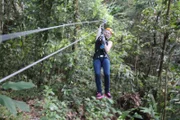 Küchenpraktikantin Elisabeth in Action beim Zip-Lining in der Karibik.