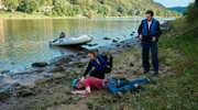 Kommissarin Macourek (Barbara Prakopenka, h.li.) kniet beim toten Kletterer. Da ist nichts mehr zu machen. Auch Kommissar Krätschmer (Ferdi Özten, re.) kommt zum Fundort, nachdem er das Boot befestigt hat.