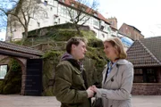 Piwi (Meo Wulf, l.) ist fest entschlossen, seine Verpflichtungen in der Praxisgemeinschaft abzugeben, damit er Anke (Fabienne Haller, r.) nach Singapur begleiten kann.