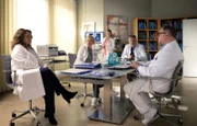 Das Schicksal einer Patientin sorgt in der Ärztekonferenz für sehr konträre Meinungen. Darf ein Kind, das definitiv mit Behinderungen geboren wird, abgetrieben werden? Was ist mehr wert? Das Leben des Kindes oder das der Mutter?