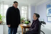 Hans-Peter Brenner (Michael Trischan) hat darauf bestanden, dass seine Mutter Luise (Monika Lennartz) nach ihrem Schlaganfall bei ihm wohnt. Luise jedoch möchte das gar nicht. Ihr Sohn ist jetzt Arzt und hat genug zu tun. Da muss er sich nicht auch noch um seine Mutter kümmern. Doch für Hans-Peter kommt nichts anderes infrage.