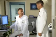Als Dr. Roland Heilmann (Thomas Rühmann, links) sich die Aufnahmen der Untersuchung von Olaf Beck ansieht, überkommen ihn Zweifel an einer eventuellen Alkoholsucht seines Patienten, denn auch die Milz ist stark geschwollen. Dr. Kaminski (Udo Schenk) hingegen wettet eine Flasche Whisky darauf, dass Olaf Beck Alkoholiker ist und allen etwas vormacht.