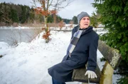 Hildegard (Antje Hagen) versucht vergeblich, Tom aufzuhalten, als sie ihn am See erblickt.