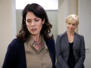 Dr. Elena Eichhorn (Cheryl Shepard, links) macht sich Sorgen um die momentane Konstellation ihrer Familie. Sie möchte Töchterchen Sophie den Vater nicht verweigern, aber auch ihren Lebenspartner Dr. Martin Stein nicht verletzen. Dr. Kathrin Globisch (Andrea Kathrin Loewig) weiß um Martins Bedenken und fragt Elena nach ihrer Haltung zu Sophies Vater, Christoph.