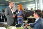 Matthias Lentz (Hans Peter Korff, l.) hat seiner Ursula (Christiane Leuchtmann, M.) soeben einen Heiratsantrag gemacht. Sein Sohn Christoph (Sven Martinek, r.) ist erstaunter Zeuge dieses unerwarteten Schrittes.