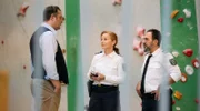 Hauptkommissarin Junghans (Carina Wiese, mi.) und Kommissar Fares (Adnan Maral, re.) befinden sich in der Kletterhalle und befragen Ben Fritsche (Andreas Merker, li.) zum Fall des toten Kletterers.