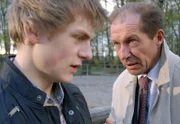 Dr. Fährmann (Michael Lesch, rechts) droht Theo (Meo Wulf, links) mit einer Anzeige. Er lässt nur dann Milde walten, wenn Theo auch seine Freunde dazu bringt, sich zu stellen.