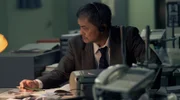 Detective Katagiri (Ken Watanabe) arbeitet an einem Geheimplan.