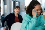 Lena-Valentina Mahler kann nicht glauben, was ihre Freundin und Kollegin Sina Briesold am Telefon sagt. Die Situation eskaliert.