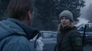 Försterin Saskia Bergelt (Teresa Weißbach) erzählt Hauptkommissar Robert Winkler (Kai Scheve) wie sie die Leiche aufgefunden hat.