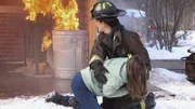 Dem Feuer in letzter Sekunde entwischt: Kim Shaw als Alicia, Miranda Rae Mayo als Stella Kidd (hinter).