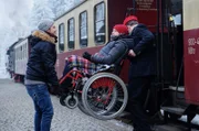 Dominik Lorenz (Jonah Rausch, mi.) kann es nicht fassen, dass Kris Haas (Jascha Rust) ihm diesen fast peinlichen Wunsch erfüllt. Dominik liebt Dampfloks und Kris macht mit ihm kurzerhand einen Ausflug in den Harz. Dominik ist seit langem mal wieder richtig glücklich und genießt gemeinsam mit Kris einen großartigen Tag.