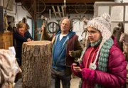 ARD HEITER BIS TÖDLICH - ZWISCHEN DEN ZEILEN FOLGE 9, "Der Herr des Rings", am Donnerstag (11.04.13) um 18:50 Uhr im ERSTEN. Maja (Josephine Schmidt, r.) sucht nach Beweisen in Klaus Severins (Manfred Böll, M.) Werkstatt. Dieser überrascht Maja mit einer Axt. Bradulic (Nina Petri, l.) kommt dazu und zwingt Severin, die Waffe fallen zu lassen.