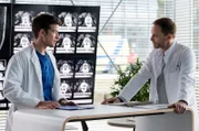 Dr. Kai Hoffmann (Julian Weigend, r.) ist in Erfurt und zieht Dr. Ahlbeck (Philipp Danne, l.) zu einem spannenden Fall hinzu.