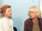 Ulrike Schmidt (Karin Düwel, rechts) ist am Ende: Sie kann die Pflege ihrer Mutter nicht übernehmen und sucht nun Rat bei Oberschwester Ingrid (Jutta Kammann).