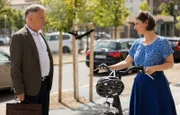 Dr. Roland Heilmann (Thomas Rühmann) erzählt am Morgen seiner Kollegin Dr. Maria Weber (Annett Renneberg) von der diagnostizierten ADHS ihrer Patientin.