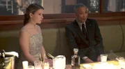 Barbetreiberin Samantha (Rachel Keller) empfängt den Clanchef Ishida (Shun Sugata).