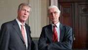 Von links:  Axel Smend und Alfred von Hofacker besuchen den Raum des ehemaligen Volksgerichtshofs, in dem ihre beiden Väter im Zusammenhang mit dem 20. Juli von Richter Freisler zum Tode verurteilt wurden.