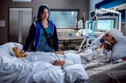 Gabby Walther (Luna Kuse, l.) schleicht sich unbemerkt in das ITS-Zimmer von der frischoperierten Sabrina Beck (Marie Hacke).