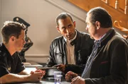 Die Kommissare Jerry Paulsen (Peter Marton, M.) und Benedikt Beissl (Andreas Giebel, r.) und Polizist Max Ruffer (Nepo Fitz, l.) diskutieren den Fall.