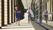 Dr. Rolf Kaminski (Udo Schenk) erkennt Anton Backhaus (Lukas Schust) auf dem Flur der Sachsenklinik, als denjenigen, der das Grab seiner Frau und Tochter verwüstet hat. Er möchte ihn nun endlich zur Rede stellen, doch Anton ergreift erneut die Flucht.