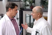 Dr. Christoph Lentz (Sven Martinek, l.) hatte das Jobangebot eigentlich schon abgeschrieben. Und nun überrascht ihn sein Chef Prof. Hedemann (Wolf Dietrich Rammler, r.) mit einer Einladung zur zweiten Vorstellungsrunde.