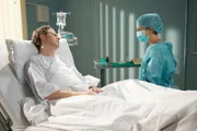 MDR Fernsehen IN ALLER FREUNDSCHAFT - FOLGE 620, "Die ganze Wahrheit". Monika Wilbert (Julia Maria Köhler) überrascht ihren Mann Frank (Jörn Knebel) in der Sachsenklinik mit einer phantastischen Nachricht - Monika ist endlich schwanger. Doch für Jörn ist diese langersehnte Nachricht nun mit einer furchtbaren Angst verbunden: Er hat vor langer Zeit seine Frau betrogen und soeben erfahren, dass er sich dabei mit dem HIV-Erreger infiziert hat. Monika ahnt weder den Betrug, noch die schreckliche Diagnose.