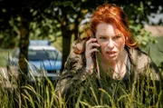 Hauptkommissarin Lona Vogt (Henny Reents) telefoniert mit Jule Christiansen.
