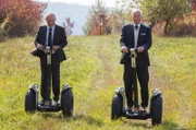 Nach einer Idee von Harald Schmidt Gernot (Attila Georg Braun, li.) Labaule und sein Vater Christian (Dietrich Hollinderbäumer) haben Spaß.