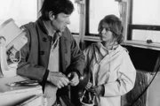 NDR Fernsehen HAMBURG TRANSIT, "Auflieger". Verwundert mustert Marion (Marietta Fliege) den Reederei-Angestellten Klaus Roddewig (Günther Malzacher). Er ist ungewohnt abweisend.
