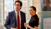 Nathan (Stephen Mangan, li.) und seine neue Freundin Kate (Lara Pulver) bei deren Buchvorstellung.