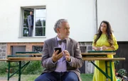 Klaus Ritter (Rolf Kanies, mi.) hat die Party-Planung der Schuleinführung seines Enkels Max in die Hand genommen. Die Gegenwehr seiner Tochter Arzu (Arzu Bazman, re.) und seines Schwiegersohnes Philipp (Thomas Koch, li.) hat nichts genützt: Manchmal wissen Großeltern eben besser, was die Enkel toll finden. Doch es stellt sich heraus, dass es doch nicht ganz so einfach ist, mal eben eine Party zu organisieren.
