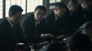 Sato (Shô Kasamatsu, 2. v. li.) steht in seiner Bruderschaft auf einem schweren Stand.