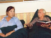 MDR Fernsehen IN ALLER FREUNDSCHAFT FOLGE 205, "Isoliert". Friedrich (Fred Delmare) wird nicht mehr schlau aus Charlotte (Ursula Karusseit), die erst energische Nachforschungen nach Achim unternimmt, sich dann aber in Schweigen hällt.