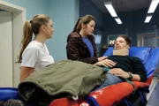 Hendrik Hoffmann (Oliver Bender, re.), der Freund von Oberschwester Arzus (Arzu Bazman, li.) Kindermädchen Franzi Wilde (Maja Lehrer, mi.) wird nach einem Unfall auf einer Baustelle in die Sachsenklinik eingeliefert. Er möchte, dass Franzi jetzt für ihn da ist, doch Franzi muss Arzus Kinder hüten. Hendrik reagiert ungehalten und verlangt, dass Arzu sich doch jetzt mal selbst kümmern könnte. Franzi versucht ihn zu beruhigen.