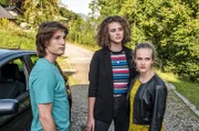 Michaela Heckerl (Nadine Kösters, r.), die Tochter des Ermordeten mit ihren Freunden Sven Lohberger (Sven Gielnik, l.) und Sandra (Rosalie Schlagheck, M.).