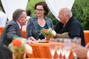 Huber (Wolfgang Müller, r.) will seinen Spezl Wöller (Fritz Wepper, l.) überreden mit zum Oldtimertreffen zu kommen. Seine Freundin Isolde (Annette Paulmann, M.) ist dagegen.