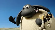 Der kleine Timmy ist ein Riesenschäfchen geworden und trägt Bitzer wie eine Puppe über dem Arm.