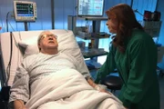 Vera Bader (Claudia Wenzel) macht sich scheinbar wirklich Sorgen um ihren Chef, den Gesundheitsdezernenten Jürgen Strauber (Jaecki Schwarz). Er ist der Einzige, der ihr nach ihrer Haftstrafe eine zweite Chance gibt und an sie glaubt.