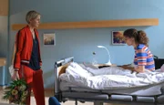 Die blinde Fußballerin Sandra Schmidt (Vespa Vasic, re.), die mit einem Kreuzbandriss in der Sachsenklinik liegt, sagt ihrer Trainerin Petra Sawatzik (Mareile Blendl, li.), dass sie ihre Karriere an den Nagel hängen wird.